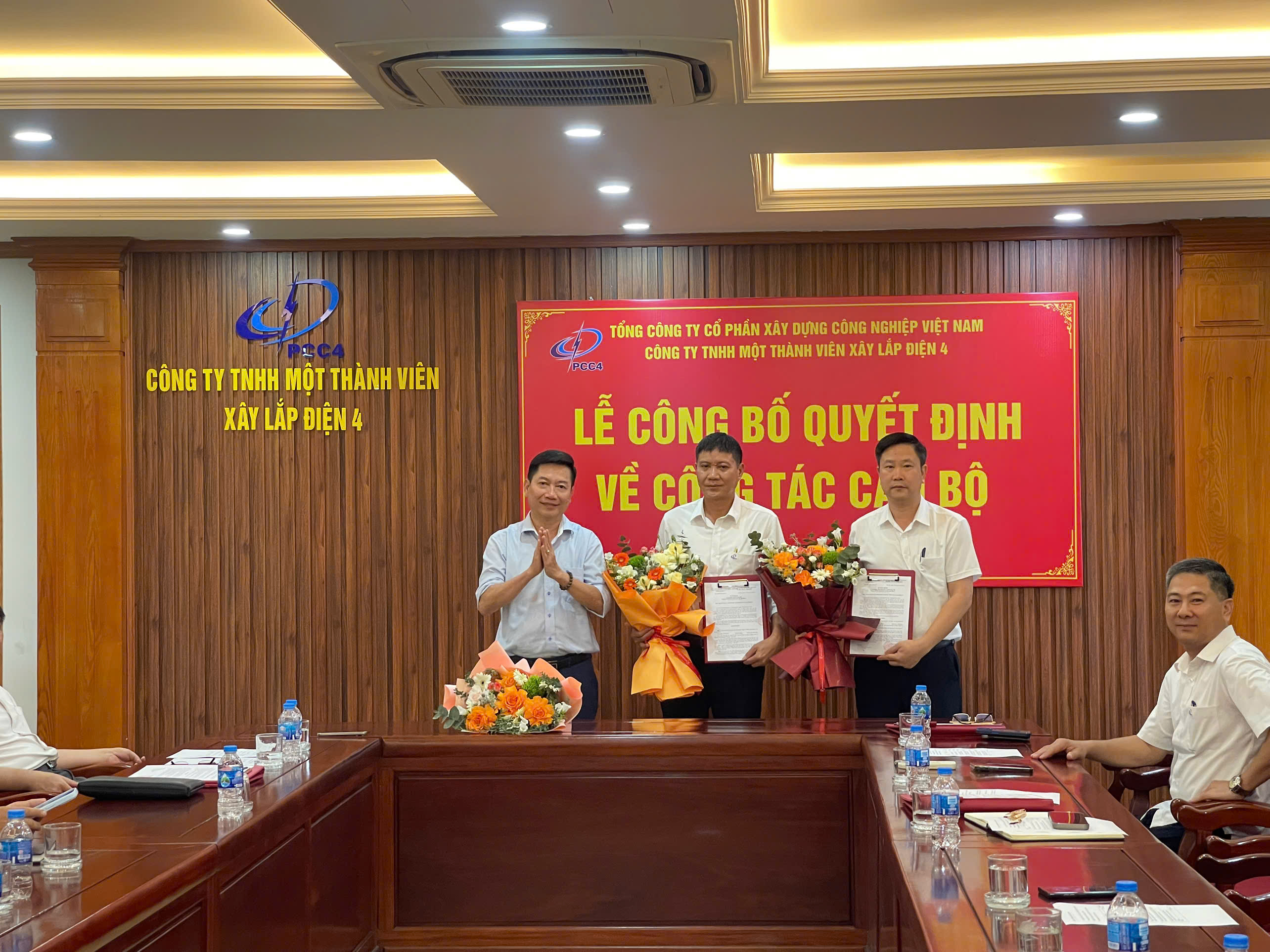 Thủ tướng Phạm Minh Chính tặng quà công nhân PCC4